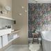 Фрагмент ванной комнаты с Панно "Bloom" арт.ETD21 005, коллекция "Etude vol.2", производства Loymina, с изображением вертикального сада из цветов